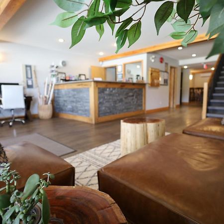 Glacier Mountain Lodge ブルーリバー エクステリア 写真
