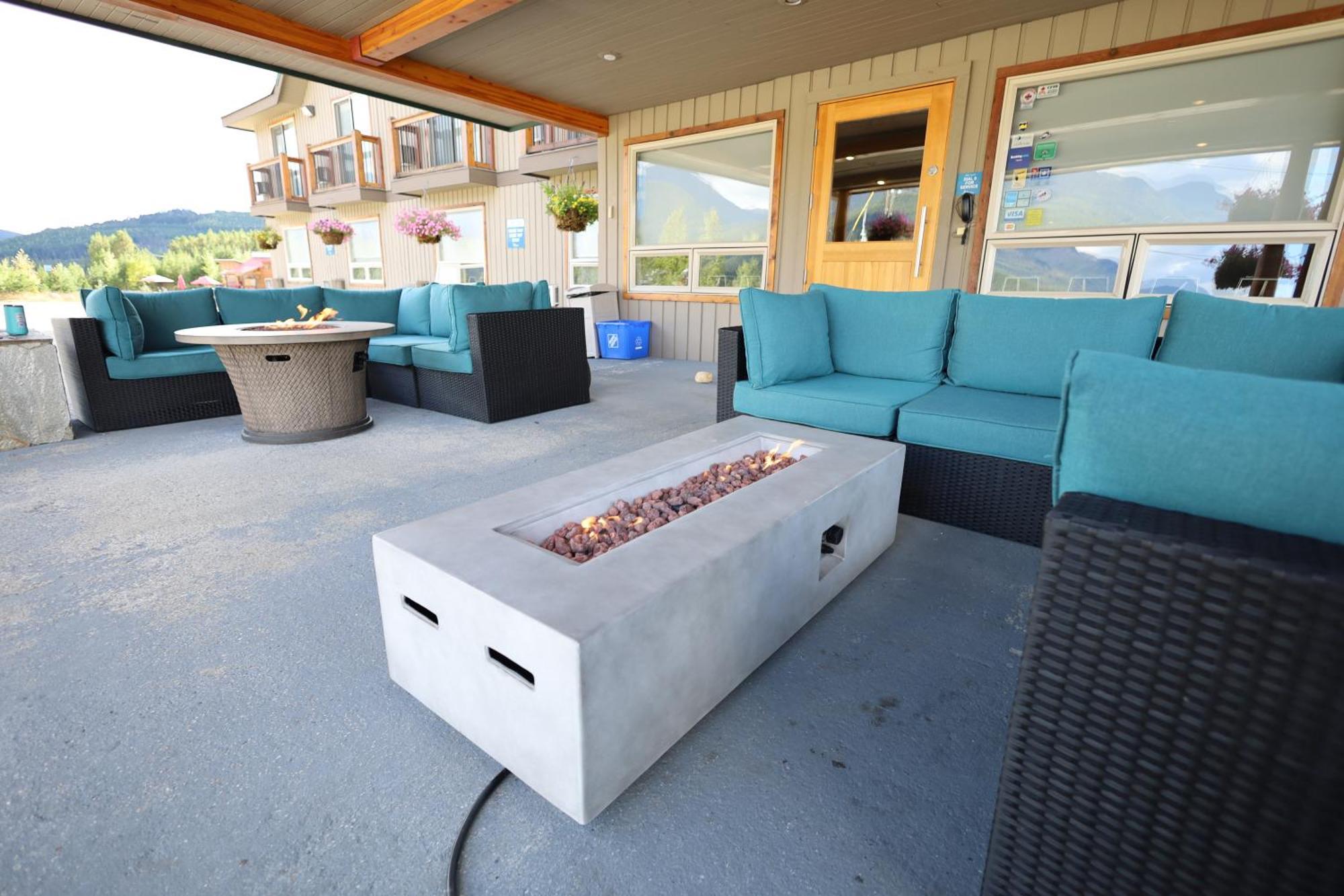 Glacier Mountain Lodge ブルーリバー エクステリア 写真